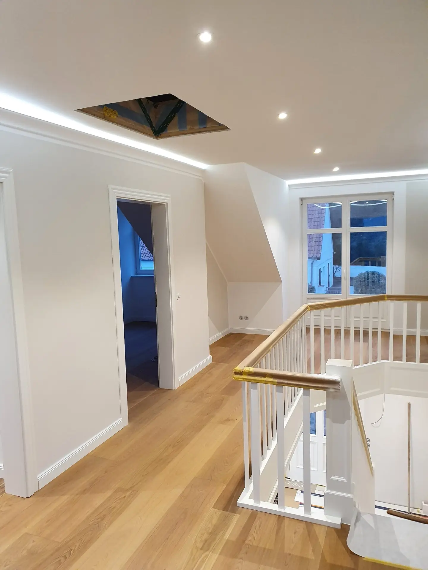 Innenarbeiten in einem Zuhause mit Licht, weißen Wänden und Bodenarbeit in einem Zuhause, News und Referenzen