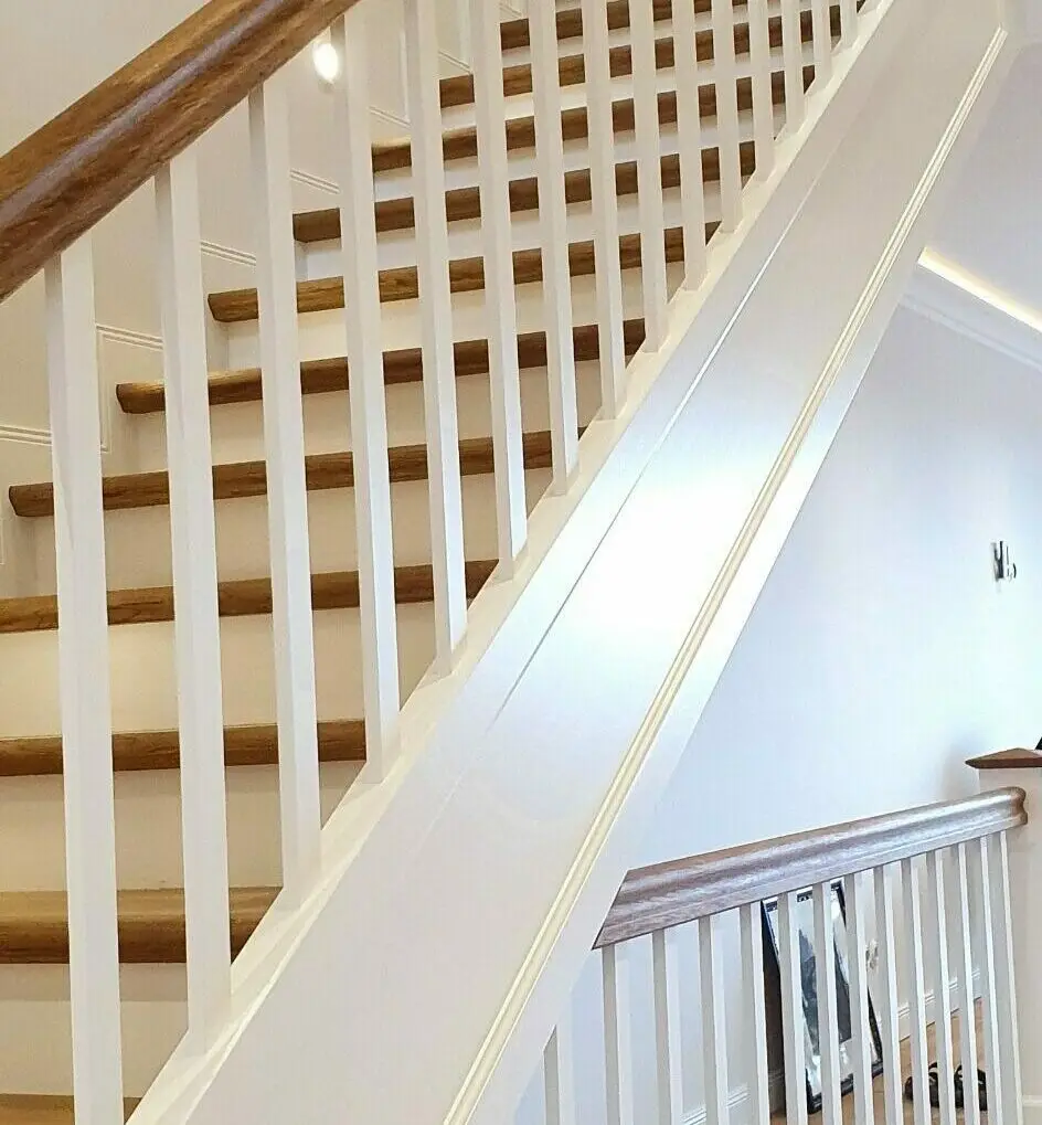 Innenarbeiten Renovierung im Haus einer Treppe, weißer Anstrich