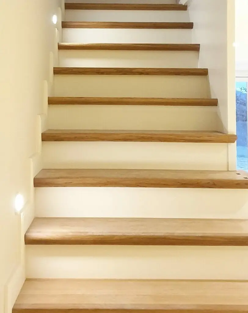 Innenarbeiten an einer Treppe, Renovierung im Zuhause, weiße Wände, moderne Raumgestaltung