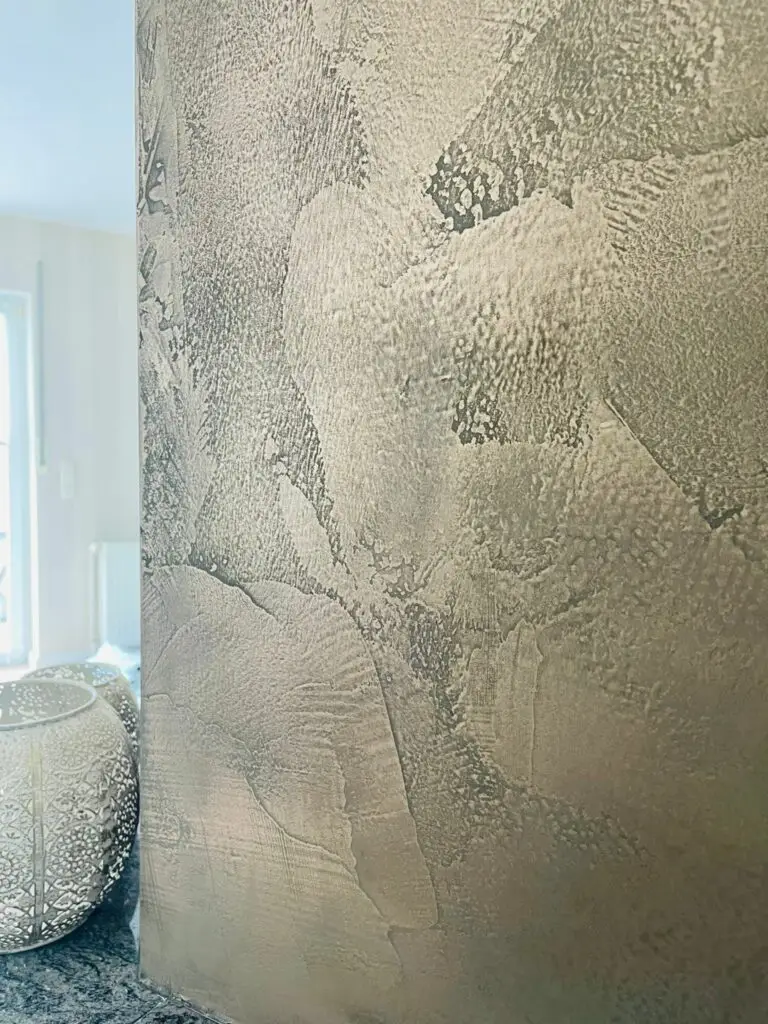 Spachteltechnik im Haus mit goldenen Schimmer Elementen in der Wand