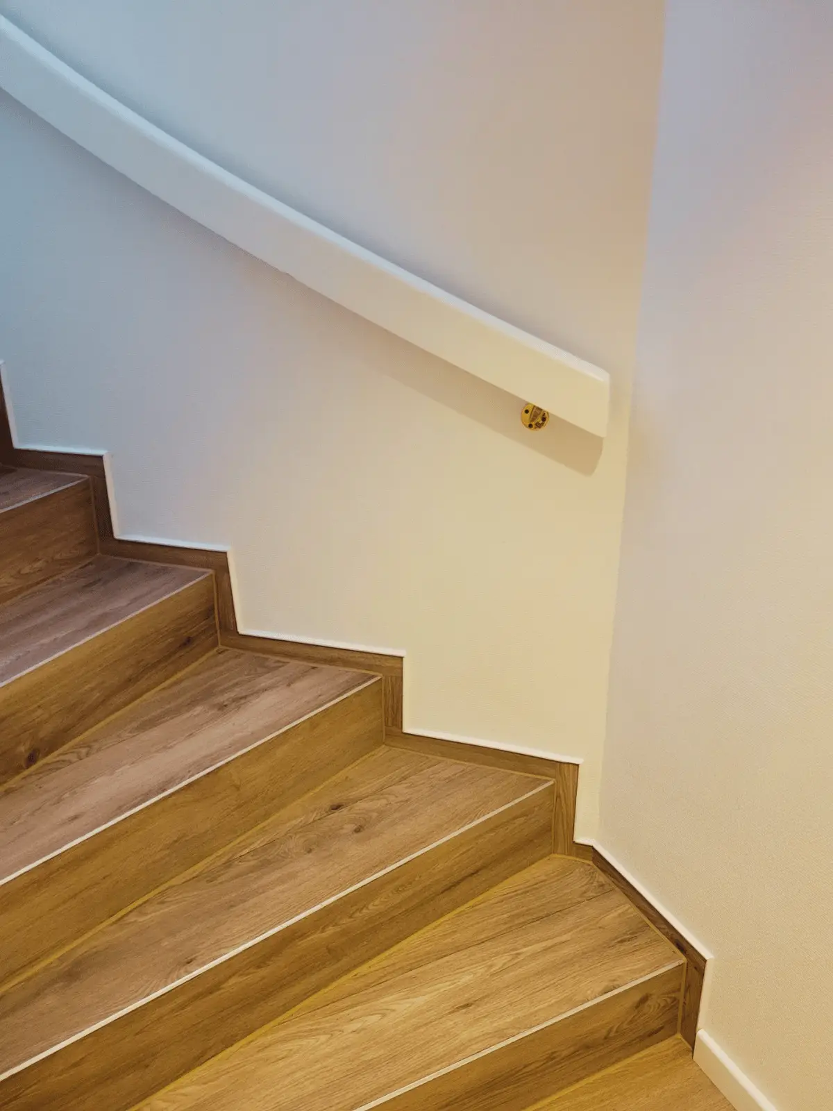 Vinyl Boden auf einer Treppe, Treppe, Holzoptik, braun, Wohnhaus, Farbenziegler Malerfachbetrieb Leistungen