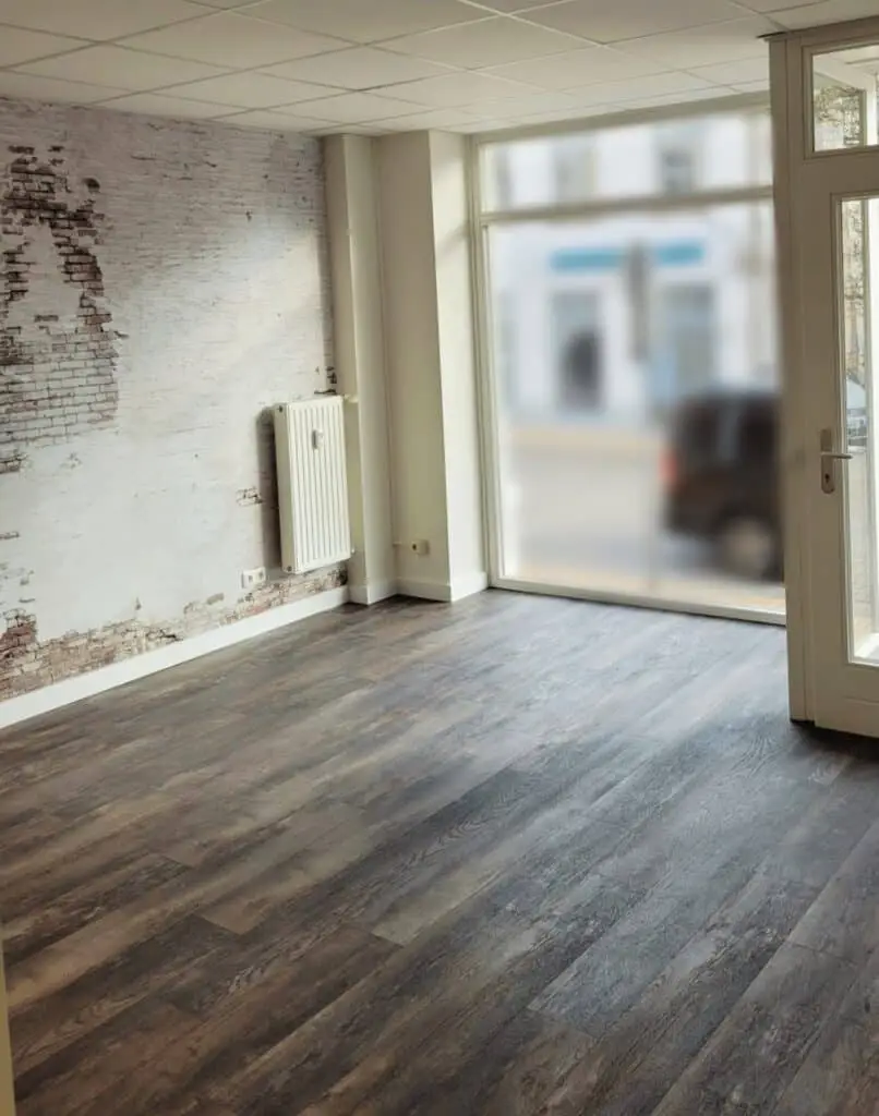 Vinyl Boden in einer Marketingagentur Schwerin, SCHELFWERK, Farbenziegler, Holzoptik, Mauerwand, Mauertapete